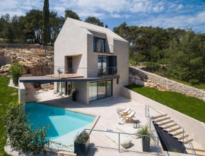 Luxurious 4-Bedroom Villa SemperVivum in Sutivan